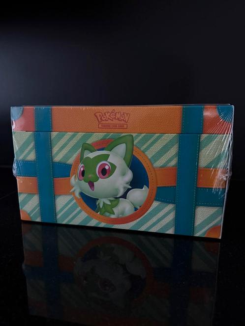 Pokémon Paldea Adventure Chest 2024, Hobby en Vrije tijd, Verzamelkaartspellen | Pokémon, Zo goed als nieuw, Boosterbox, Ophalen