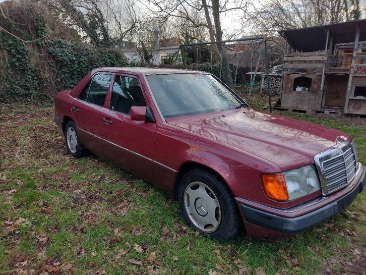 MERCEDES E-KLASSE W124, Auto's, Mercedes-Benz, Particulier, E-Klasse, Diesel, Berline, 4 deurs, Handgeschakeld, Rood, Grijs, Stof