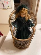 Porseleinen pop in rieten zetel, Verzamelen, Ophalen, Zo goed als nieuw, Pop