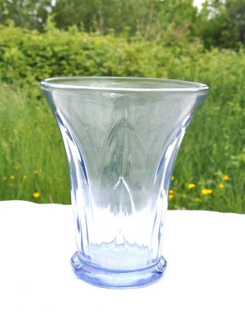 vase en verre mauve pied facette decor en pointe beschikbaar voor biedingen