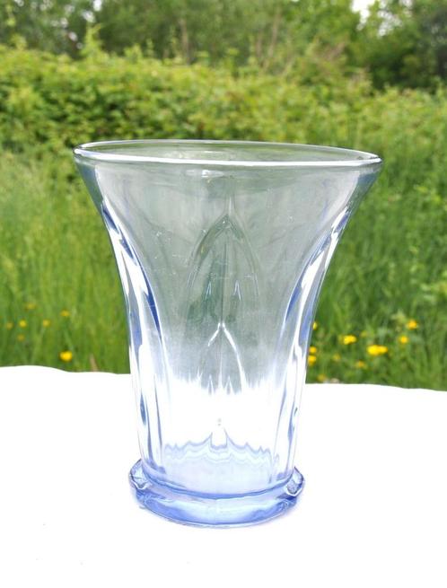 vase en verre mauve pied facette decor en pointe, Antiek en Kunst, Antiek | Vazen, Ophalen of Verzenden