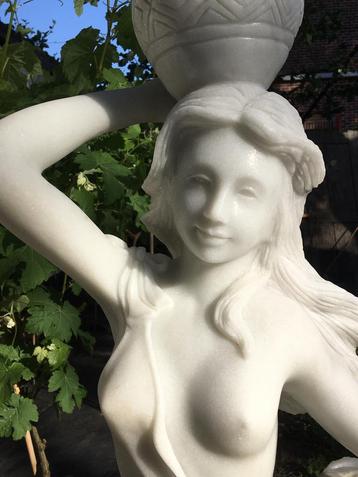 Uit massief marmer vervaardigd tuinbeeld  beschikbaar voor biedingen
