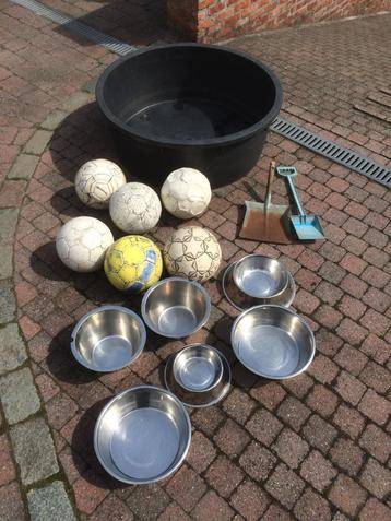 honden plonsbadje, ballen, eetkommen, kakschupjes beschikbaar voor biedingen