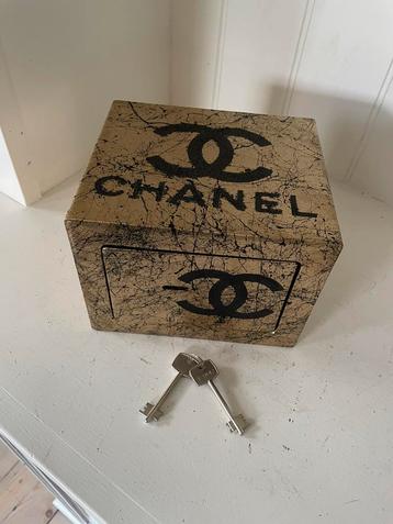 Chanel Kluis Kunst Item Pop Art beschikbaar voor biedingen