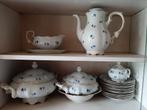 Antiek servies met blauwe bloemetjes, Ophalen