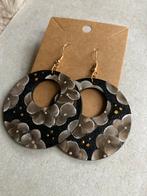 Boucles d'oreilles uniques en hortensia noires peintes à la, Neuf, Enlèvement ou Envoi, Autres couleurs, Autres matériaux