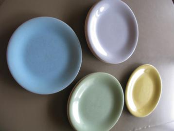 7 ronde borden van BOCH in pastelkleuren beschikbaar voor biedingen