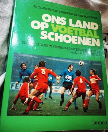 ONS LAND OP VOETBALSCHOENEN
	Joris Jacobs, Leo Verhoeven  beschikbaar voor biedingen
