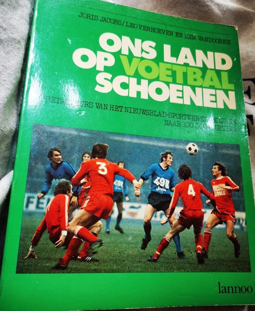 ONS LAND OP VOETBALSCHOENEN
	Joris Jacobs, Leo Verhoeven, Verzamelen, Sportartikelen en Voetbal, Zo goed als nieuw, Boek of Tijdschrift