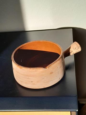 een oude culinaire casserole, Vallauris, Frankrijk beschikbaar voor biedingen