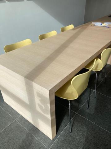 moderne robuuste houten tafel