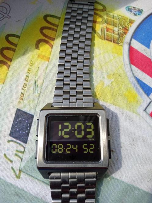 Heren sporthorloge ADIDAS in geschenkverpakking, Handtassen en Accessoires, Horloges | Heren, Zo goed als nieuw, Polshorloge, Overige merken
