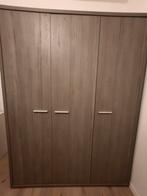 Grijze kast, zetel, bed met matras, twee kleine kastjes, Ophalen, Zo goed als nieuw