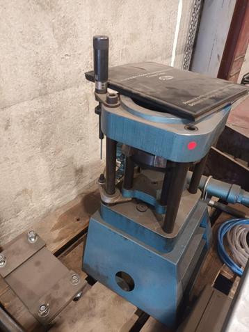 Persmachine voor hydraulische leidingen + stalen koppelingen beschikbaar voor biedingen