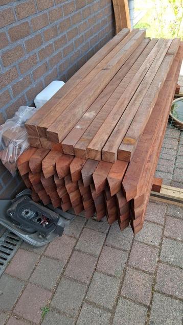 Hardhouten palen beschikbaar voor biedingen
