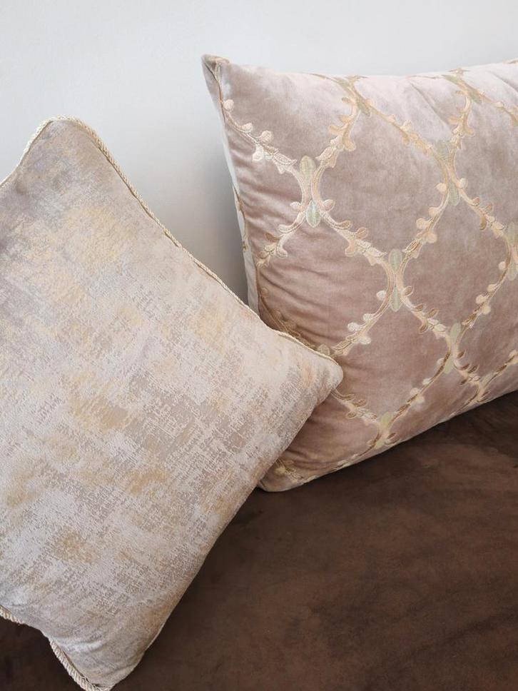 Lage hoekzit met fluwelen kussens – zo goed als nieuw, Huis en Inrichting, Woonaccessoires | Kussens, Zo goed als nieuw, Beige