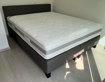 Boxspring Dormo 160x200 en matras in nieuwstaat beschikbaar voor biedingen