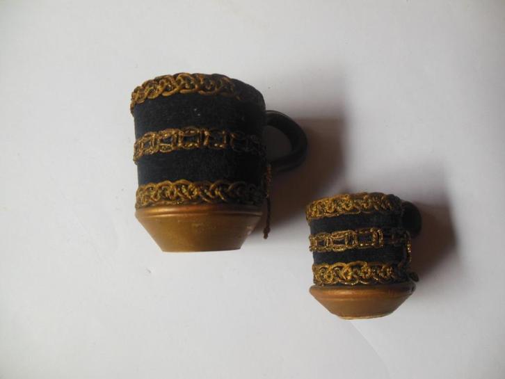 Set van twee houten bekertjes - goud geschilderd + fluweel, Antiek en Kunst, Curiosa en Brocante, Ophalen of Verzenden
