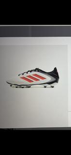Voetbalschoenen en voetbalkledij, Ophalen, Zo goed als nieuw, Schoenen