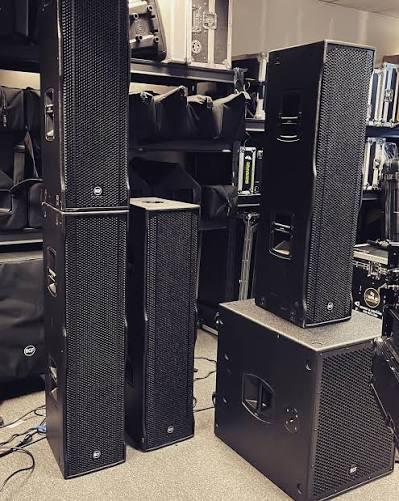 Rcf - 4 x Nxl 44 - compleet met hoezen, stack kit - flybars, Muziek en Instrumenten, Versterkers | Keyboard, Monitor en PA, Zo goed als nieuw