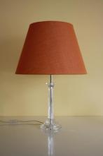 Tafellamp met glazen voet en oranje stoffen kap, Tissus, Moins de 50 cm, Enlèvement ou Envoi, Klassiek