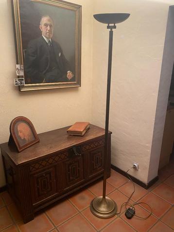 Halogeen vloerlamp in goudmessing. beschikbaar voor biedingen