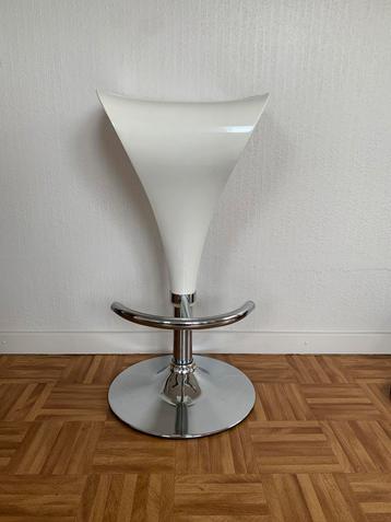 Witte barkruk in hoogte verstelbaar beschikbaar voor biedingen