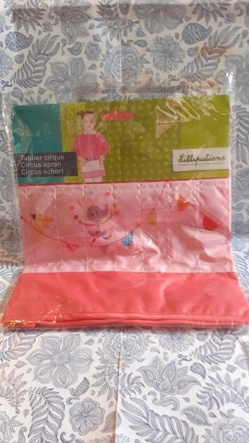 tablier neuf avec manche pour activité enfant de 3 a 6 ans  beschikbaar voor biedingen