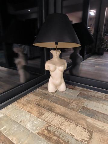 Lampe buste beschikbaar voor biedingen