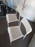 2 witte stoelen, Enlèvement