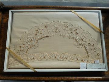 Geborduurd ovaal tafellaken, nooit gebruikt beschikbaar voor biedingen
