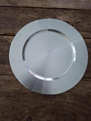 Decoratieve onderborden uit inox beschikbaar voor biedingen