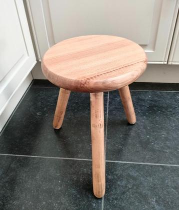 Vintage beuken krukje ( plantentafeltje) beschikbaar voor biedingen