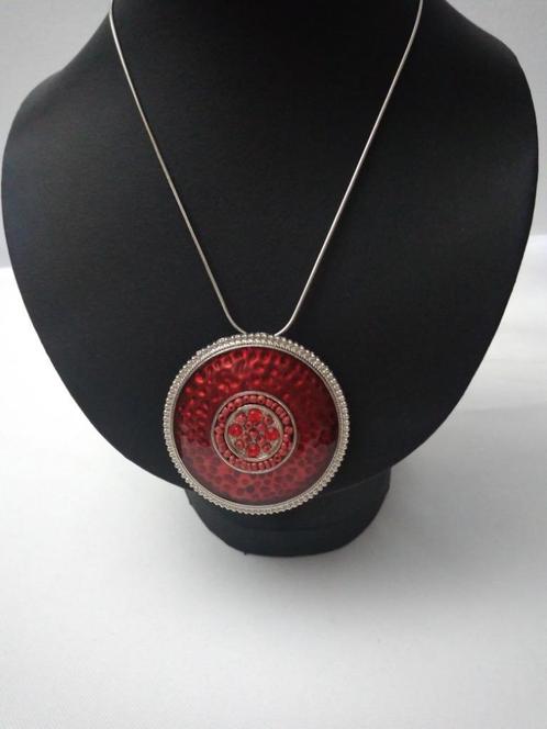 Vintage ketting zilverkleurig met grote ronde hanger, Handtassen en Accessoires, Kettingen, Nieuw, Overige materialen, Rood, Met hanger