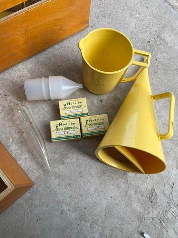 Vintage draagbare water-/bodem testset met pH-papier beschikbaar voor biedingen