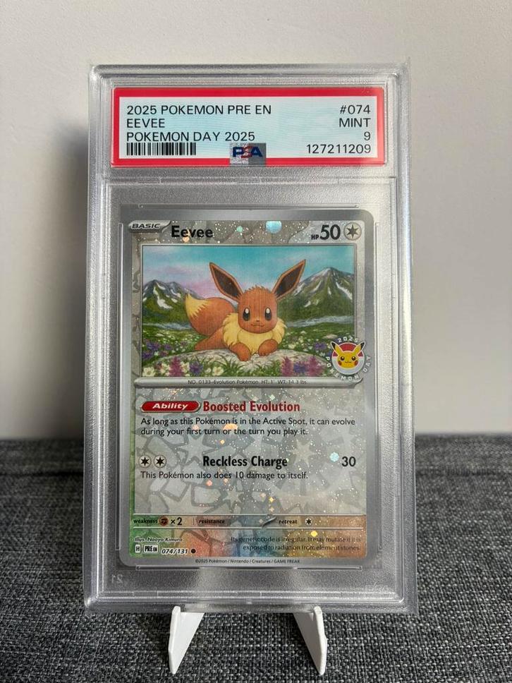 Eevee Pokemon Day 2025 PSA 9, Hobby en Vrije tijd, Verzamelkaartspellen | Pokémon, Nieuw, Losse kaart, Foil, Ophalen of Verzenden