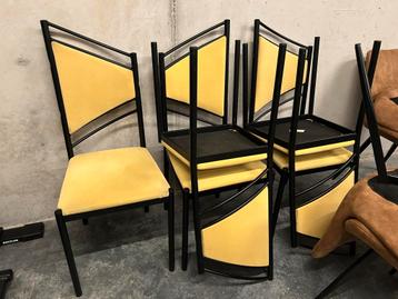 Retro stoelen beschikbaar voor biedingen