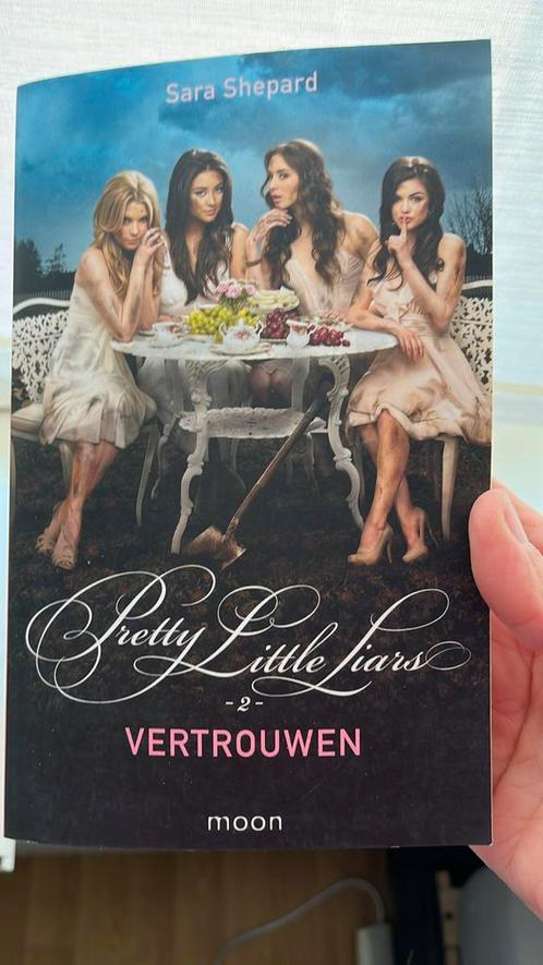 Sara Shepard - Vertrouwen pretty little liars, Boeken, Kinderboeken | Jeugd | 13 jaar en ouder, Zo goed als nieuw, Ophalen of Verzenden