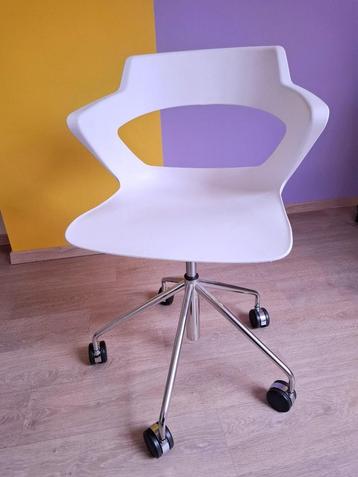 bureaustoel beschikbaar voor biedingen