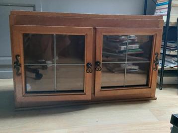 Petit meuble vitrine beschikbaar voor biedingen