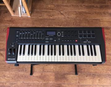 Novation impulse 49 (avec support) 