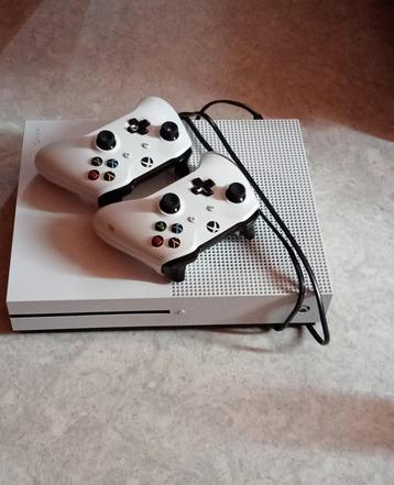 Xbox ONE S met 2 controllers beschikbaar voor biedingen