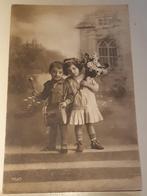 Carte postale ancienne ENFANTS AVEC TAMBOUR ET FLEURS /Marga, Enfants, Non affranchie, Enlèvement ou Envoi, Avant 1920