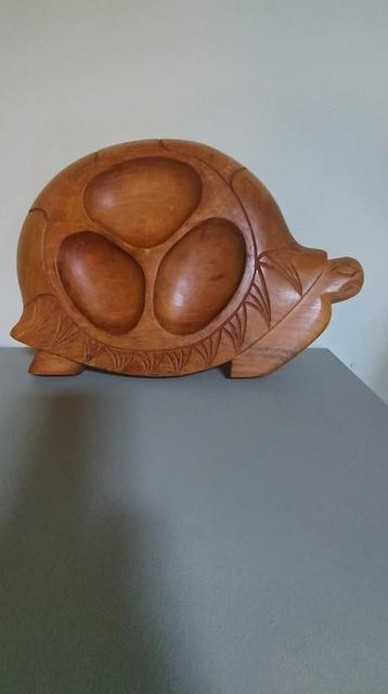 Decoratieve houten hapjesschaal in de vorm van een schildpad