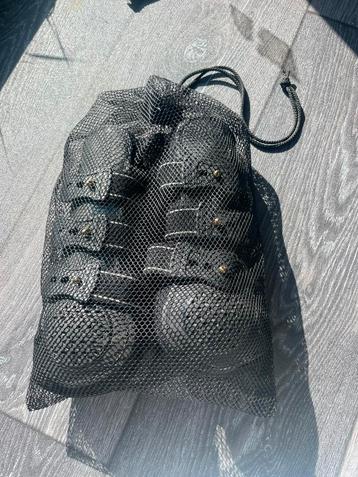 Zwarte beenbeschermes te koop