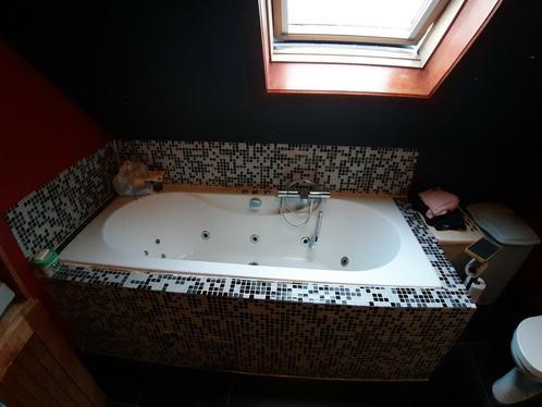 Badkamer bubbelbad en dubbele lavabo, Huis en Inrichting, Badkamer | Badkamermeubels, Ophalen