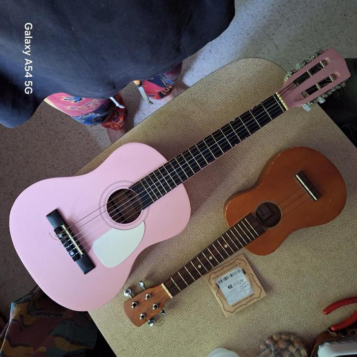 Kleine gitaar en ukelele, Muziek en Instrumenten, Snaarinstrumenten | Gitaren | Akoestisch, Gebruikt, Overige typen, Ophalen