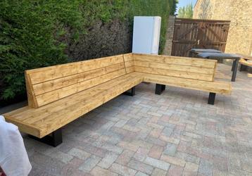 Lounge met kussens en bloembak beschikbaar voor biedingen