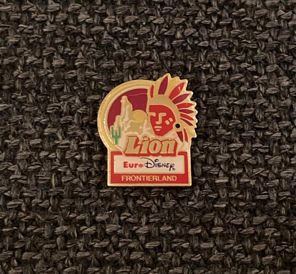 PIN - EURO DISNEY - FRONTIERLAND - LION, Envoi, Utilisé, Autres sujets/thèmes, Insigne ou Pin's