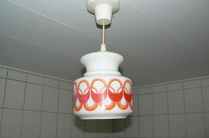 Prachtige vintage hanglamp, melkglas rood/oranje jaren '70, Huis en Inrichting, Lampen | Hanglampen, Zo goed als nieuw, Minder dan 50 cm